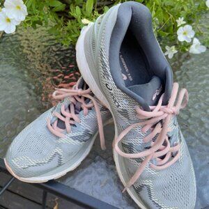 Asics Ladies  SIze 9 Gel Nimbus 20